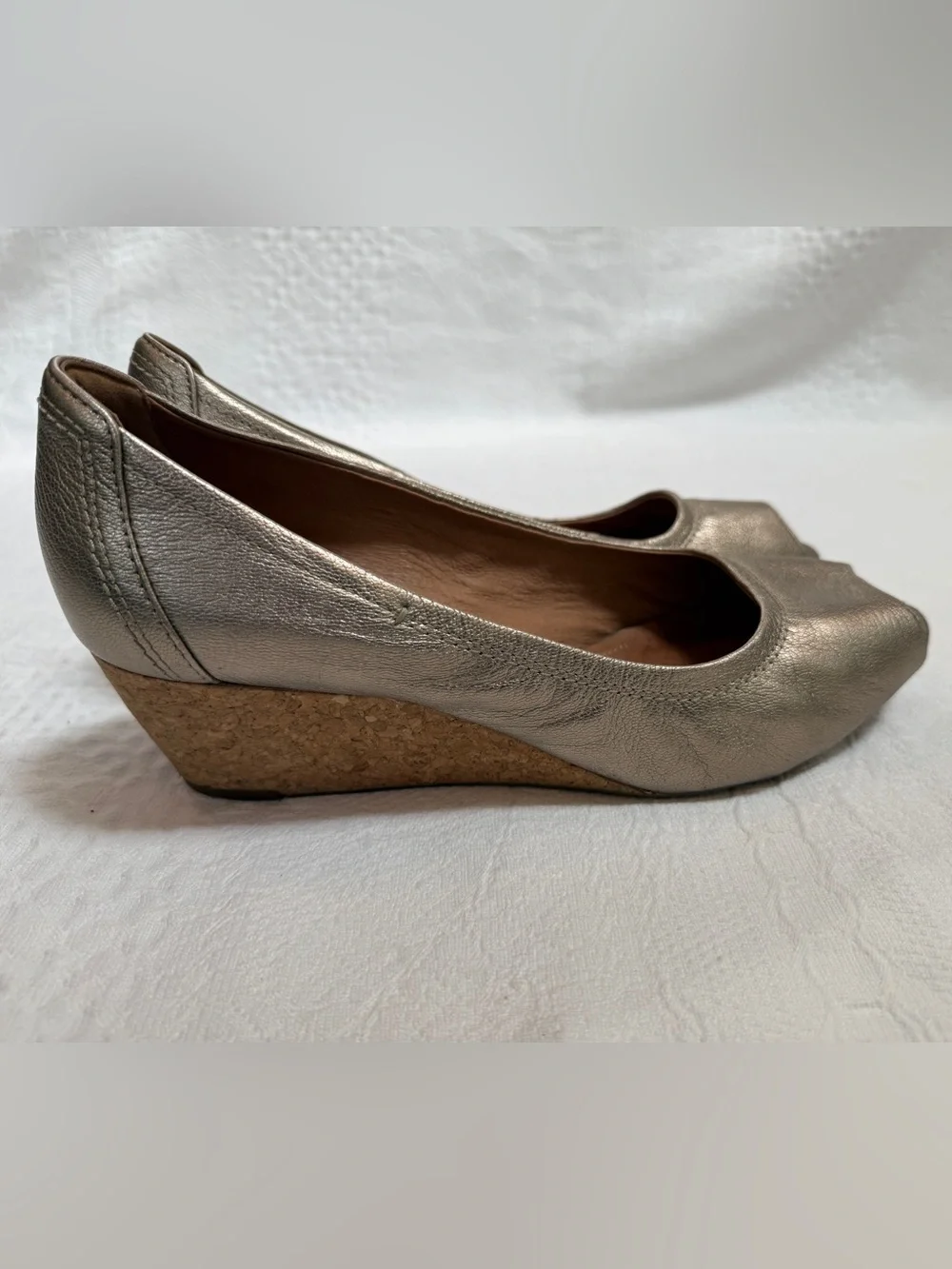 Clarks Artisan Peep Toe Vendra Daisy Wedge Pumps Gold Metallic Shoes Size 10